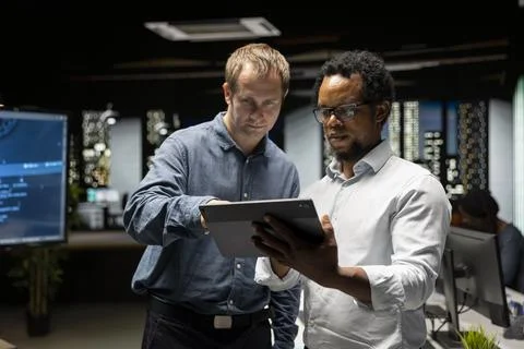 Team of programmers in office doing brainstorming, automating tasks using AI Stockfoto's