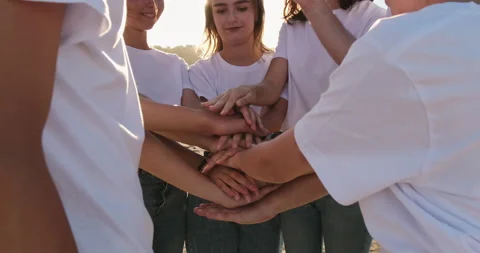 The team put their hands together to combine forces 動画素材 148394352