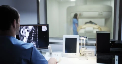 Team of Radiology Technicians Finish Performing MRI Scan on Patient 動画素材 99070901