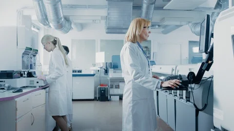 Team of Research Scientists Working On Computer, with Medical Equipment Vidéo 96743273