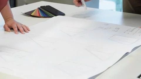 Team reviewing plan 스톡 동영상 288992488