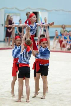 Team show program of young gymnasts. Tyumen Foto stock