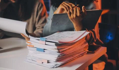 Team of software developers working on big project late at night in neon li.. 库存照片