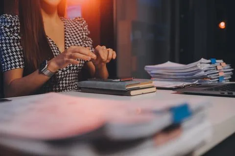 Team of software developers working on big project late at night in neon li.. 库存照片