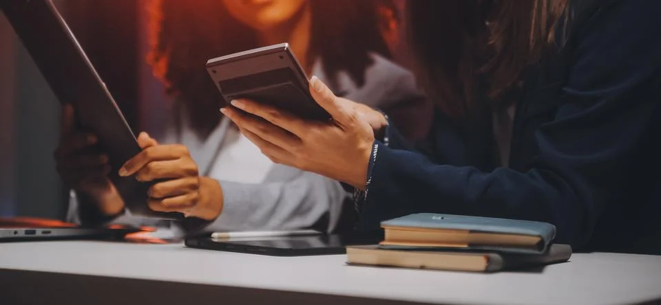 Team of software developers working on big project late at night in neon li.. 库存照片