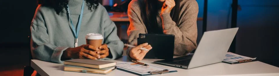 Team of software developers working on big project late at night in neon li.. 库存照片