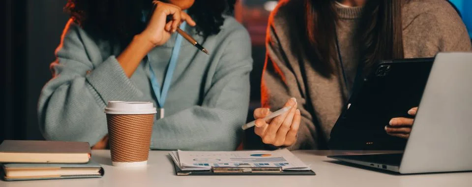 Team of software developers working on big project late at night in neon li.. 库存照片