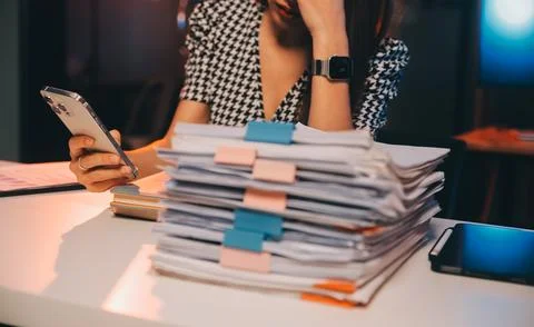 Team of software developers working on big project late at night in neon li.. 库存照片