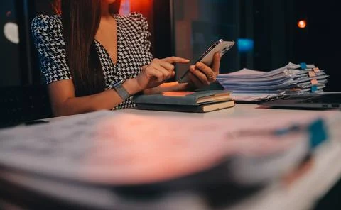 Team of software developers working on big project late at night in neon li.. 库存照片