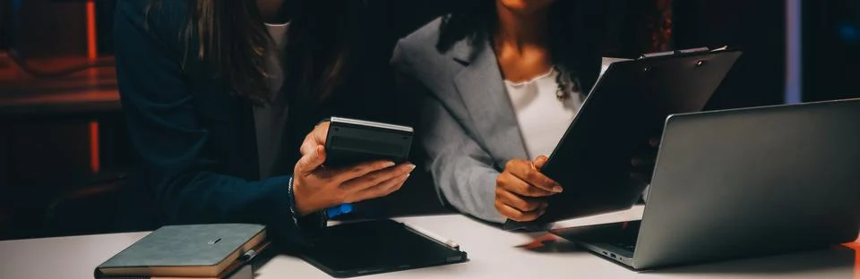 Team of software developers working on big project late at night in neon li.. 库存照片