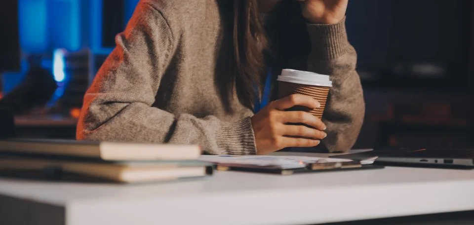 Team of software developers working on big project late at night in neon li.. 库存照片