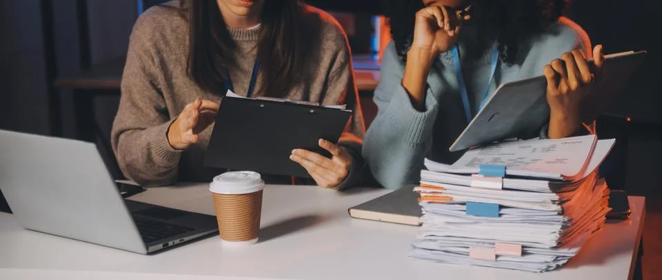 Team of software developers working on big project late at night in neon li.. 库存照片