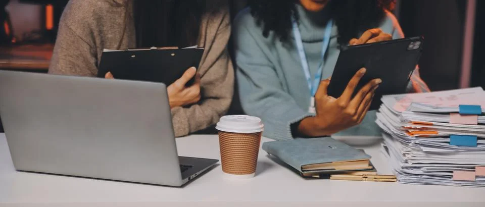 Team of software developers working on big project late at night in neon li.. 库存照片