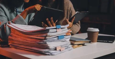 Team of software developers working on big project late at night in neon li.. 库存照片