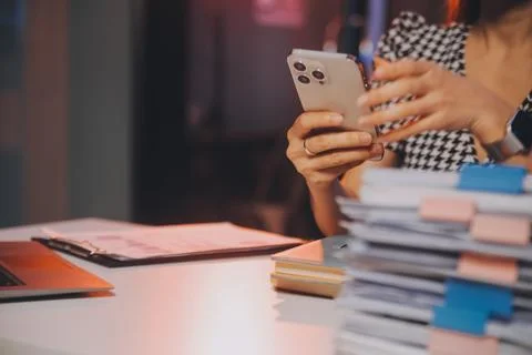 Team of software developers working on big project late at night in neon li.. 库存照片