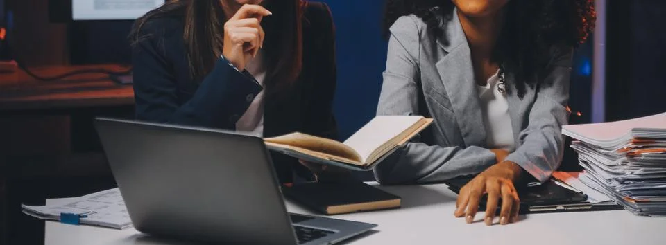 Team of software developers working on big project late at night in neon li.. 库存照片