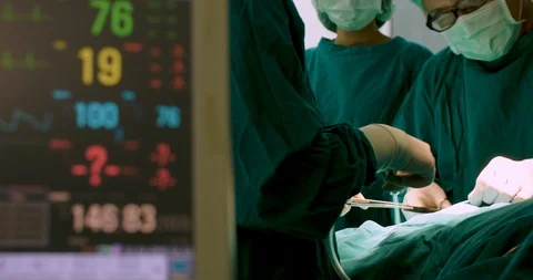 Team of surgeons in operating theater. Vídeos de archivo 91992527