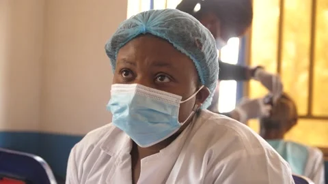 Team of surgeons in operating theater performing operation on a patient . Vidéo 154921532