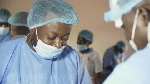 Team of surgeons in operating theater performing operation on a patient . Vídeo Stock 155704300