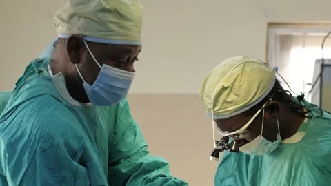 Team of surgeons in operating theater performing operation on a patient . Vidéo 156015953