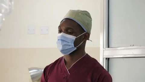 Team of surgeons in operating theater performing operation on a patient . Vidéo 156016264