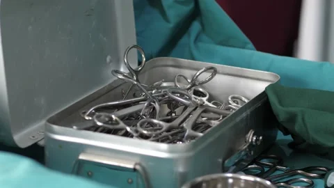 Team of surgeons in operating theater performing operation on a patient . 库存影片 156120032
