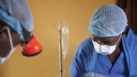 Team of surgeons in operating theater performing operation on a patient . Vídeo Stock 165381598