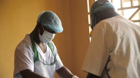 Team of surgeons in operating theater performing operation on a patient . Видео 165382593