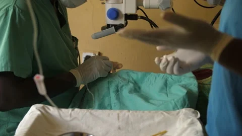 Team of surgeons in operating theater performing operation on a patient . Vídeos de archivo 165429532