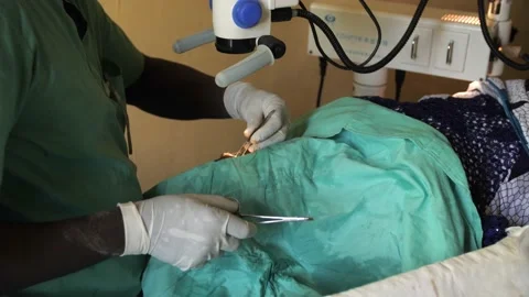 Team of surgeons in operating theater performing operation on a patient . Vídeo Stock 165449522
