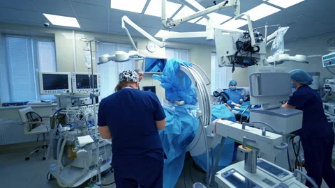 Team of surgeons performing operation in bright modern surgery room.  Stock-Footage 143286954