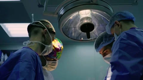 A team of surgeons at work in the operating room. 库存影片 270458773