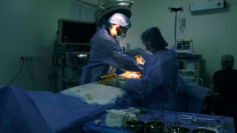 A team of surgeons at work in the operating room Stockbeeldmateriaal 270545489