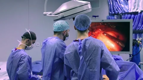 A team of surgeons at work in the operating room Stockbeeldmateriaal 270553592