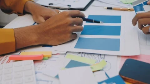 Team of UI UX web designer are working together to develop mobile responsiv.. 動画素材 330333804