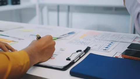 Team of UI UX web designer are working together to develop mobile responsiv.. 動画素材 330333890