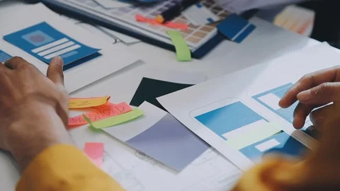 Team of UI UX web designer are working together to develop mobile responsiv.. 動画素材 330333917