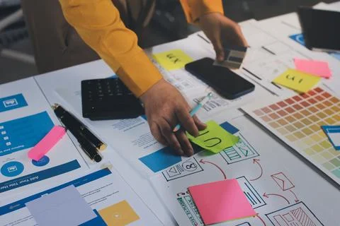 Team of UI UX web designer are working together to develop mobile responsiv.. 스톡 사진