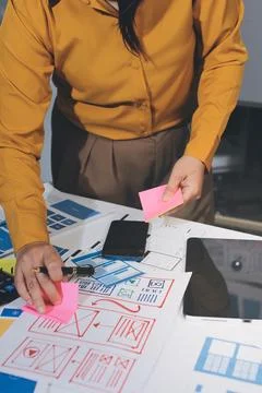 Team of UI UX web designer are working together to develop mobile responsiv.. 스톡 사진