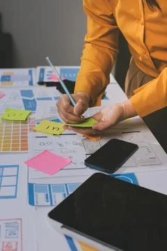 Team of UI UX web designer are working together to develop mobile responsiv.. 스톡 사진
