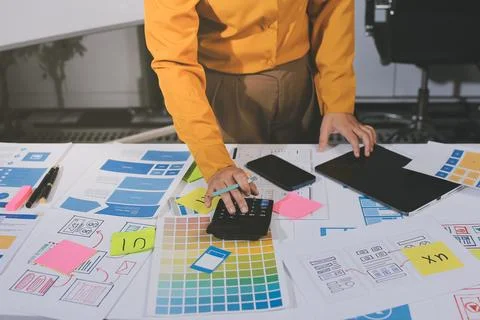 Team of UI UX web designer are working together to develop mobile responsiv.. 库存照片