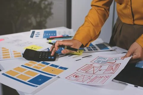Team of UI UX web designer are working together to develop mobile responsiv.. 스톡 사진