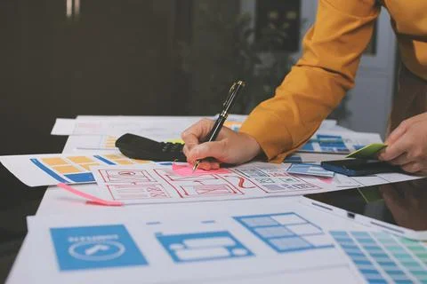 Team of UI UX web designer are working together to develop mobile responsiv.. Foto stock