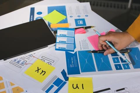 Team of UI UX web designer are working together to develop mobile responsiv.. 库存照片