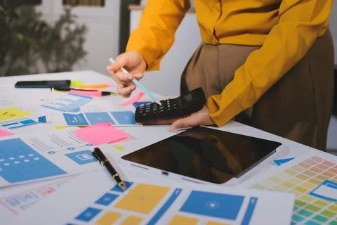 Team of UI UX web designer are working together to develop mobile responsiv.. 库存照片