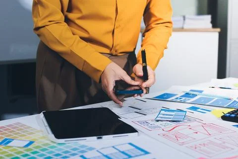 Team of UI UX web designer are working together to develop mobile responsiv.. Stockfoto's
