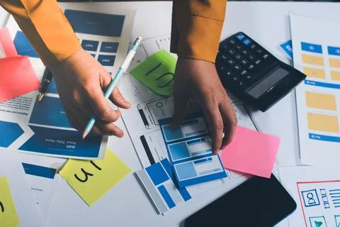 Team of UI UX web designer are working together to develop mobile responsiv.. 库存照片