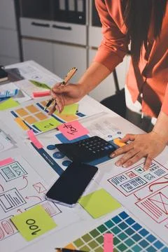 Team of UI UX web designer are working together to develop mobile responsiv.. 库存照片