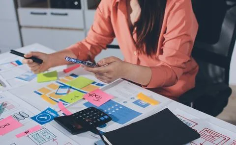 Team of UI UX web designer are working together to develop mobile responsiv.. 스톡 사진