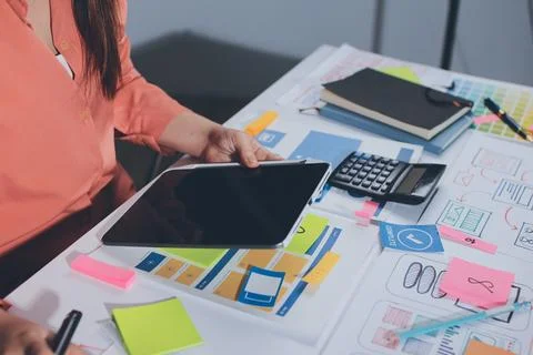 Team of UI UX web designer are working together to develop mobile responsiv.. 库存照片